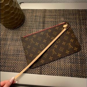 LOUIS VUITTON MM POCHETTE MONOGRAM